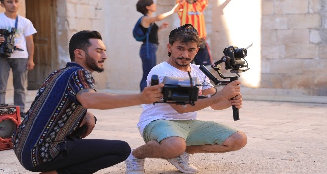 Mahallede çaycılık yapan Mardinli genç, kendini geliştirerek film yönetmenliği yapıyor