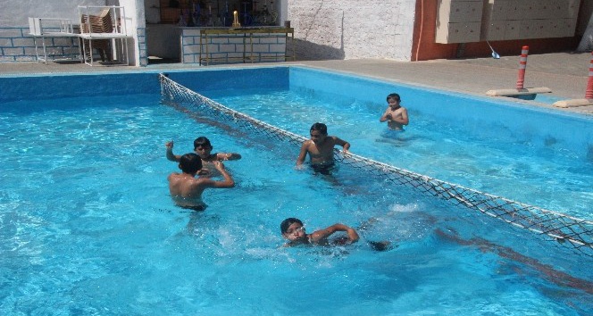Aşırı sıcaklarından bunalan gençler havuzda serinliyor
