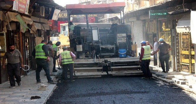 40 derece sıcaklıkta 60 derecelik asfalt döküyorlar