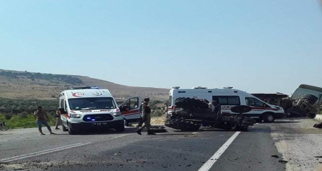 Kamyon traktöre çarptı: 2 yaralı