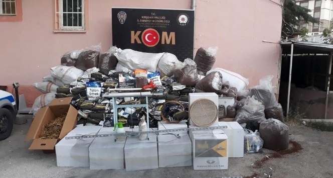 Oyuncak dükkanında 2 ton kaçak tütün ve imalat malzemesi ele geçirildi