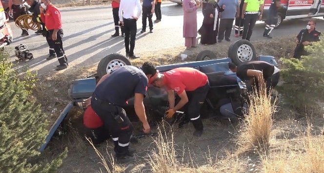 Otomobilde sıkışan kadın güçlükle kurtarıldı