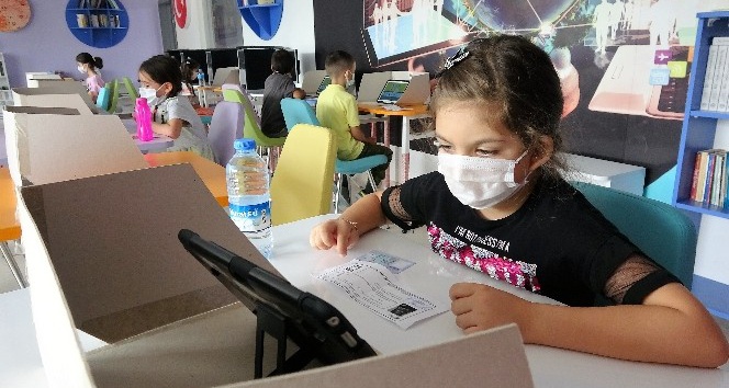 Korona virüs önlemleri altında ilk sınavlarına girdiler