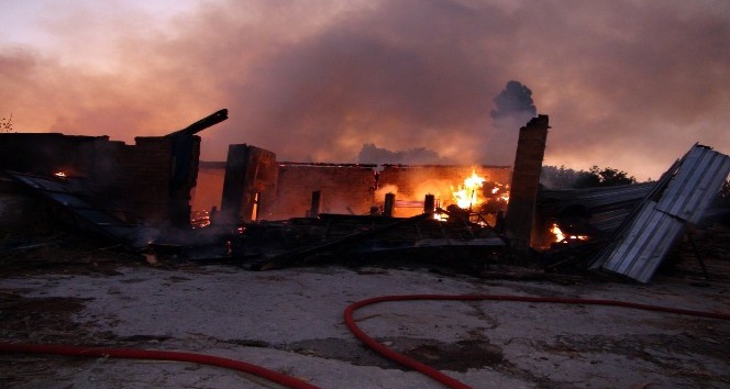Yozgat’ta kereste fabrikası yanarak kül oldu