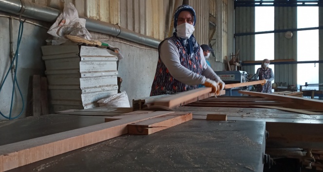 Kereste fabrikasında çalışan kadınlar erkeklere taş çıkartıyor