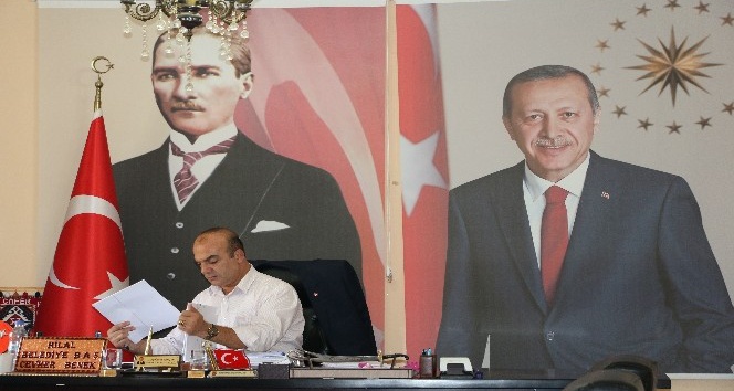 Teröristler yol yapan belediye başkanını tehdit etti
