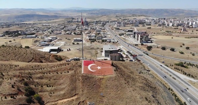 43 ilin geçiş noktasında yer alıyor, 600 metrekarelik Türk bayrağı bakıma alındı