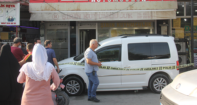 Tabancalı bıçaklı gaspçıları kuyumcu çalışanı silahsız püskürttü