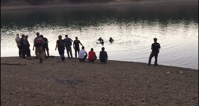 Serinlemek için girdiği gölette boğuldu