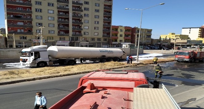 Kızıltepe’de kaza geçiren azot yüklü tanker korkuttu