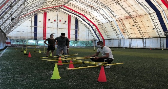 Gönüllü öğretmenler halı sahayı spor merkezine çevirdi, 6 öğrenciyi üniversiteli yaptı