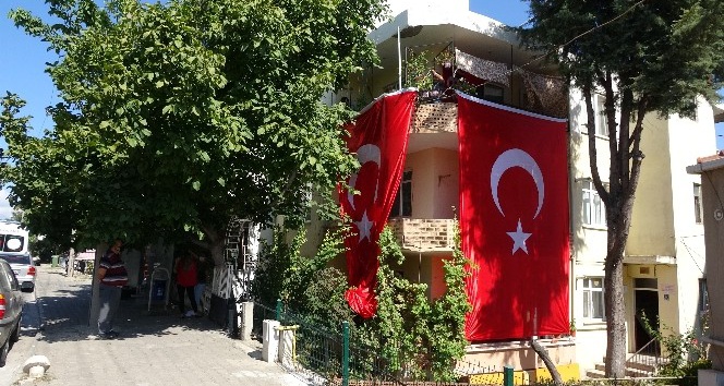 Şehit Tuğgeneral Erdoğan’ın evi Türk bayraklarıyla donatıldı
