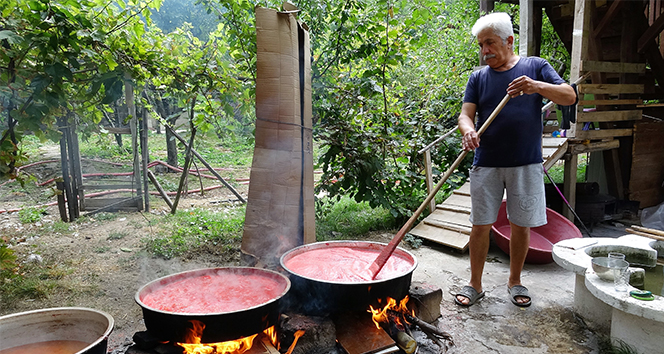 Salçaya erkek eli değdi