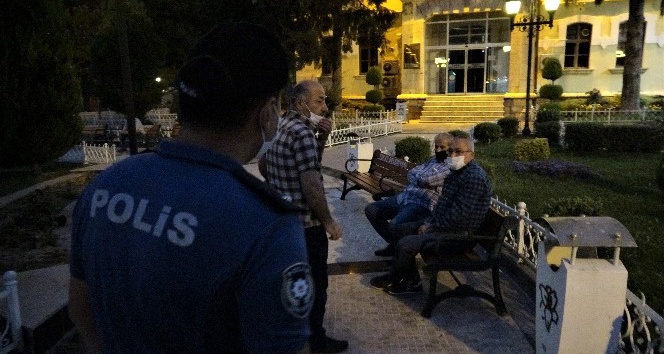 Sokağa çıkma kısıtlamasına uymayanları polis uyardı
