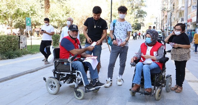Kızılay’ın tekerlekli sandalyeli gönüllüleri vatandaşı kan vermeye davet etti