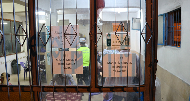 Okey oynayanlara korona baskını