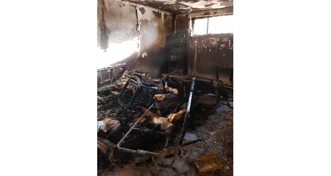 Eşi ile tartıştı evini yaktı