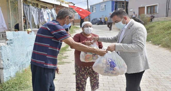 Biga Belediyesi’nden karantinadaki mahalleye erzak yardımı