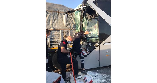 Yolcu otobüsü park halindeki kamyona çarptı: 1 ölü, 5 yaralı