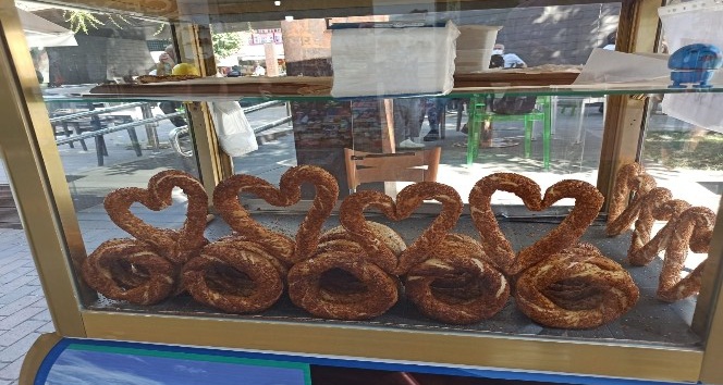 Eskişehir’de kalp şeklinde simit
