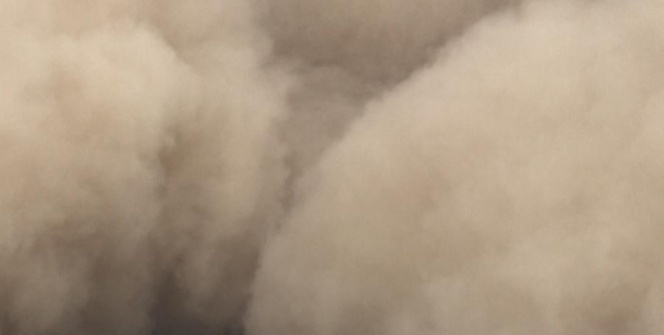 Ankara'nın Polatlı ilçesindeki toz fırtınası ilçeyi karanlığa bürüdü