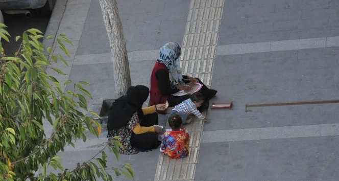 Kars’ta kadın ve çocuk dilenciler vatandaşları bıktırdı