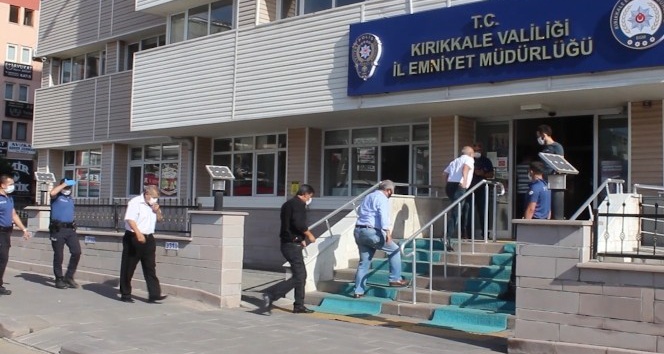 Covid-19 yasağını hiçe sayan 16 kişi kumar oynarken yakalandı