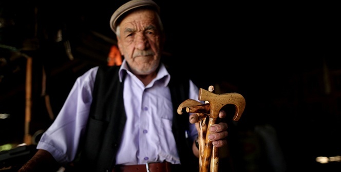 78 yaşındaki bastoncu dede, gençlere taş çıkarıyor