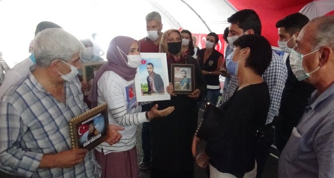 CHP heyeti önce HDP’yi sonra evlat nöbetindeki anneleri ziyaret etti, aileler duruma tepki gösterdi