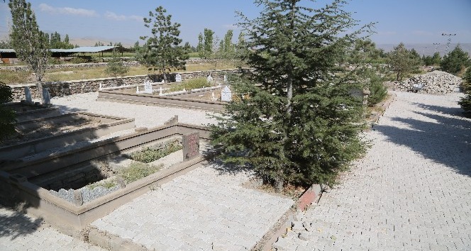 Sindelhöyük Mahalle Mezarlığındaki parke çalışması devam ediyor