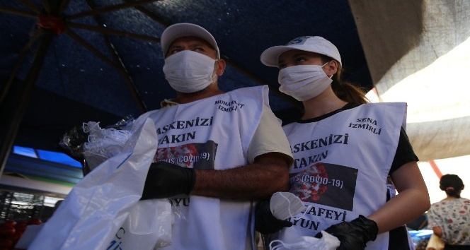 Baba ve kızı herkes virüse karşı sokak sokak maske dağıtıyor