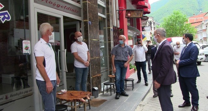Artvin Valisi Doruk il genelinde vakaların en fazla olduğu Borçka ilçesinde sokakta maske denetimine çıktı