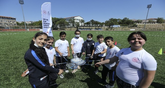 Türk ve mülteci çocuklar spor kurslarıyla yeni dostluklar kuruyor