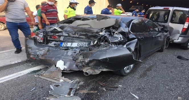 Denizli’de 9 araçlı zincirlemeli trafik kazası: 2 yaralı