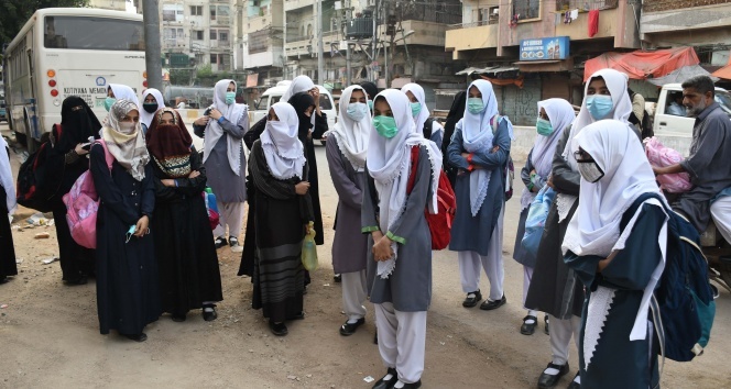 Pakistan’da 6 ay sonra okullar yeniden açıldı