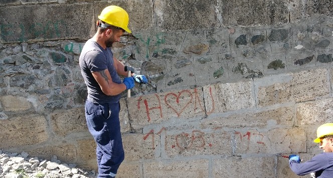 770 yıllık tarihe kazınan yazılar restorasyonda silinecek