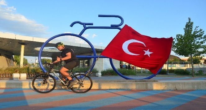 Türk bayraklı bisikletiyle Lüleburgaz’a geldi