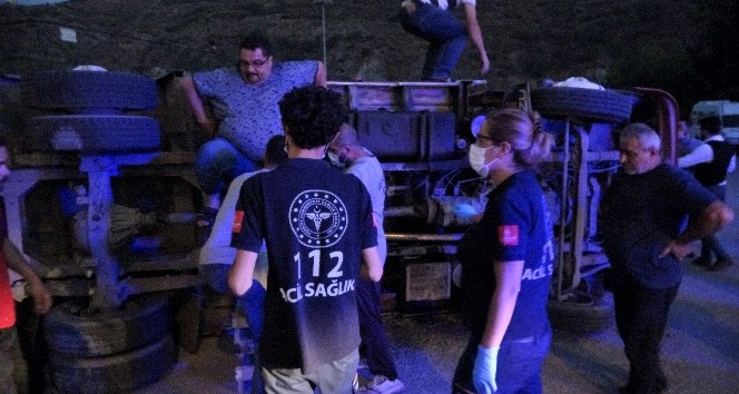 Devrilen domates yüklü kamyonetten burnu kanamadan çıktılar