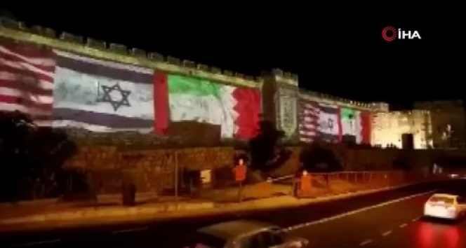 Kudüs surları ABD, İsrail, BAE ve Bahreyn bayrakları ile aydınlatıldı