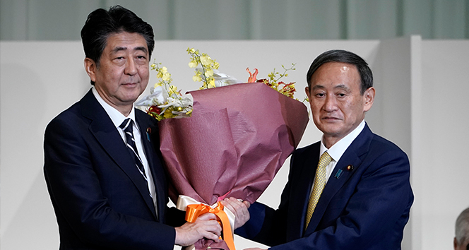 Abe koltuğu devretti, Japonya&#039;nın yeni Başbakanı Yoshihide Suga oldu
