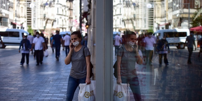 İstanbul sokaklarında ilginç maske manzaraları