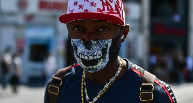 İstanbul sokaklarında ilginç maske manzaraları