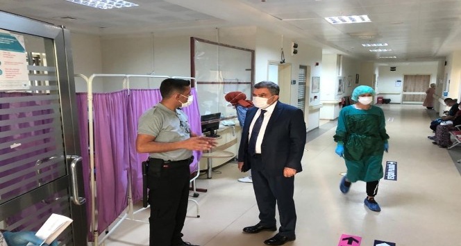 Vali Işık, Covid-19 olası vaka polikliniğinde incelemelerde bulundu