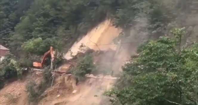 Tirebolu-Doğankent karayolunda heyelan