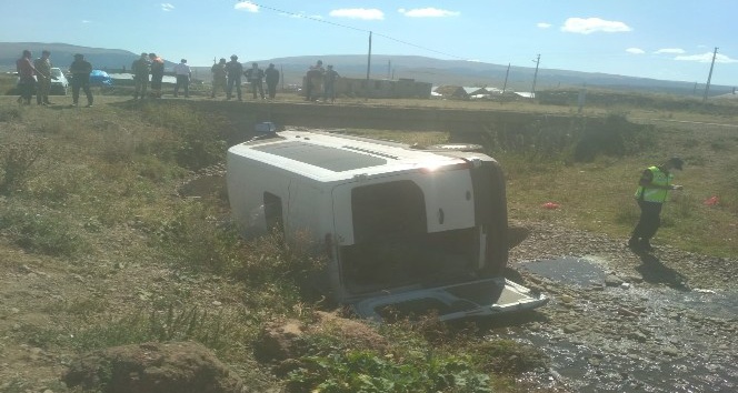 Veterinerleri taşıyan araç şarampole düştü: 4 yaralı