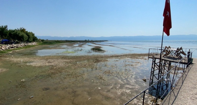 İznik Gölü&#039;nde korkutan çekilme...İskele var su yok