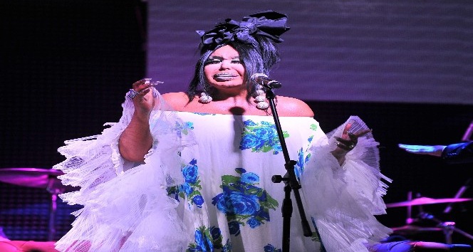 Bülent Ersoy, İzmir’de rahatsızlanarak hastaneye kaldırıldı