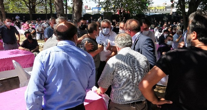 Kongrede gerginlik sosyal mesafeyi unutturdu