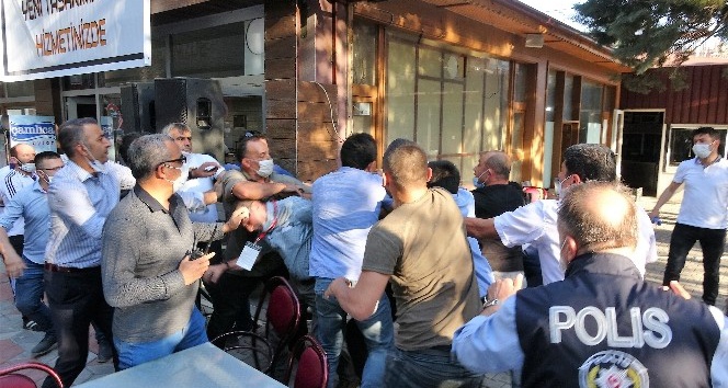 Kongrede arbede, sandalyeler havada uçuştu