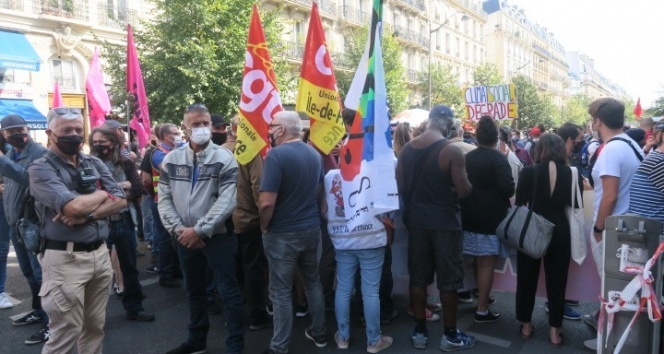Paris&#039;te hükümetin emekli maaşlarından kesinti yapma planına karşı protesto
